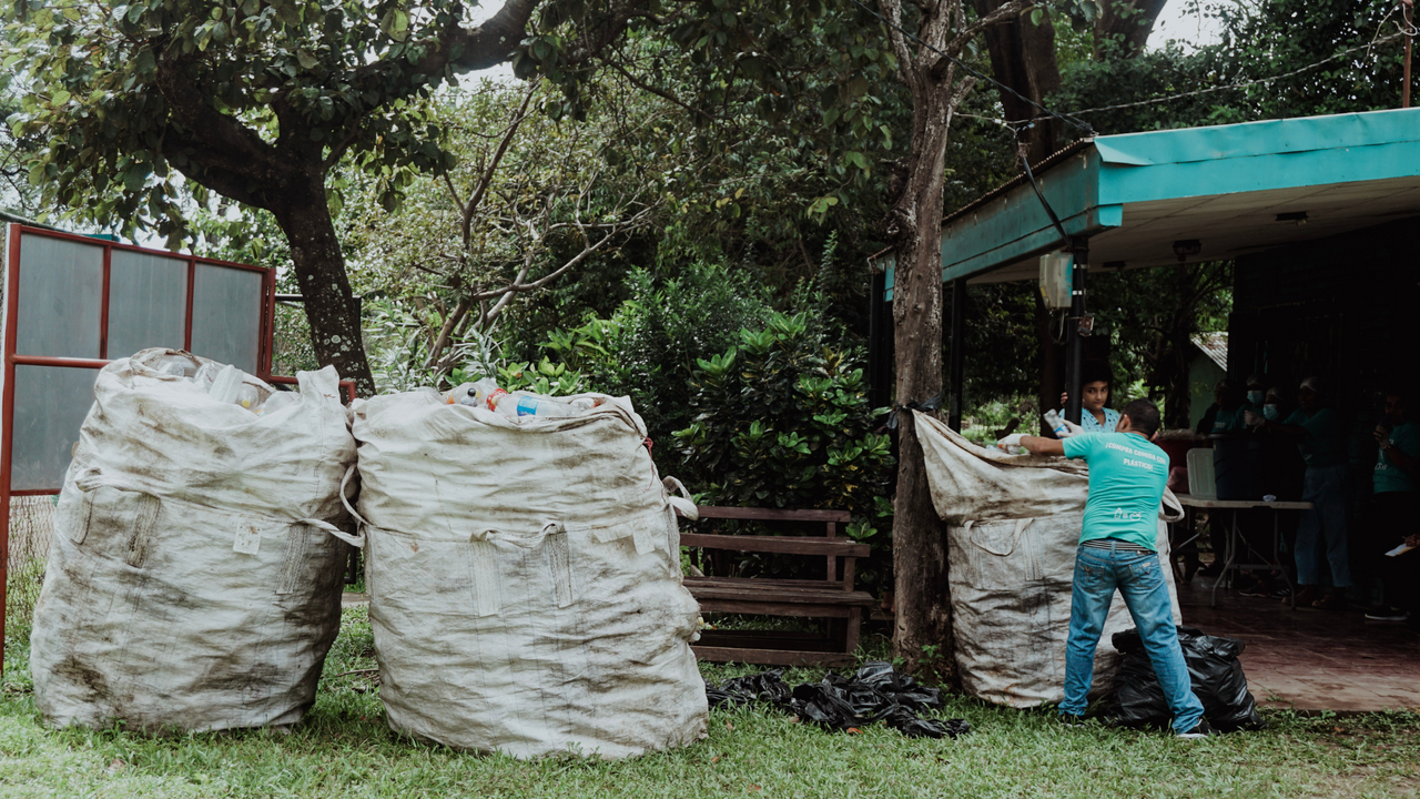 Die Ballenpresse - Effizienter Recycling-Fortschritt für unsere Upcycling-Manufaktur in Nicaragua