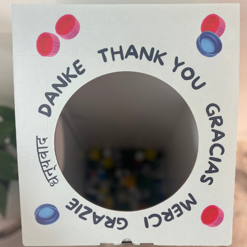 Der Karton Deckelsammelbehälter